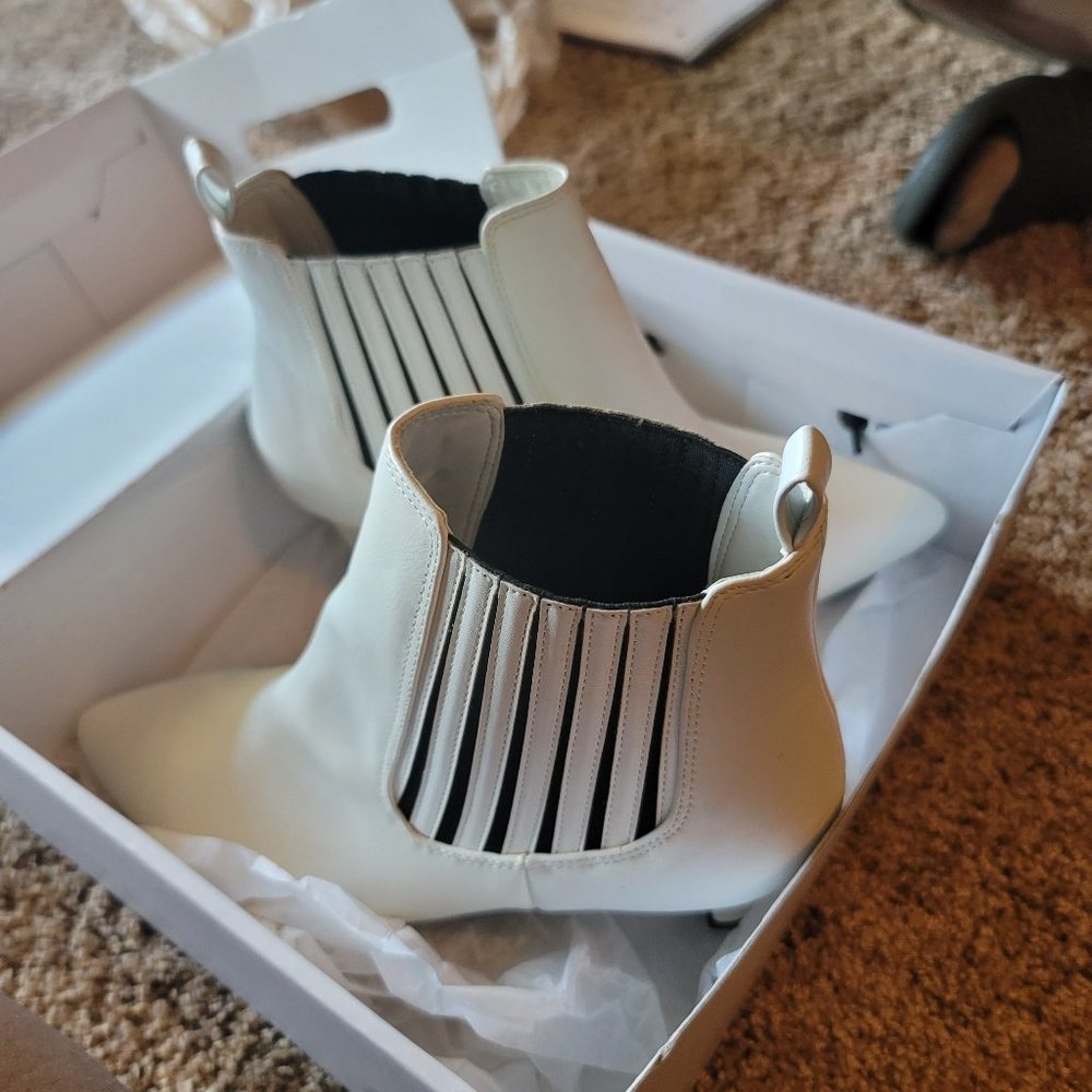 Bar III “Elizaa”– pointed toe ankle boot, white leather – size 7.5 – NIB - $70